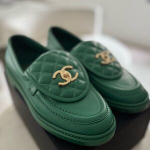 CHANEL TURNLOCK QUILTED GREEN LOAFERS FLATS SIZE 38 RARE SOLD OUT
